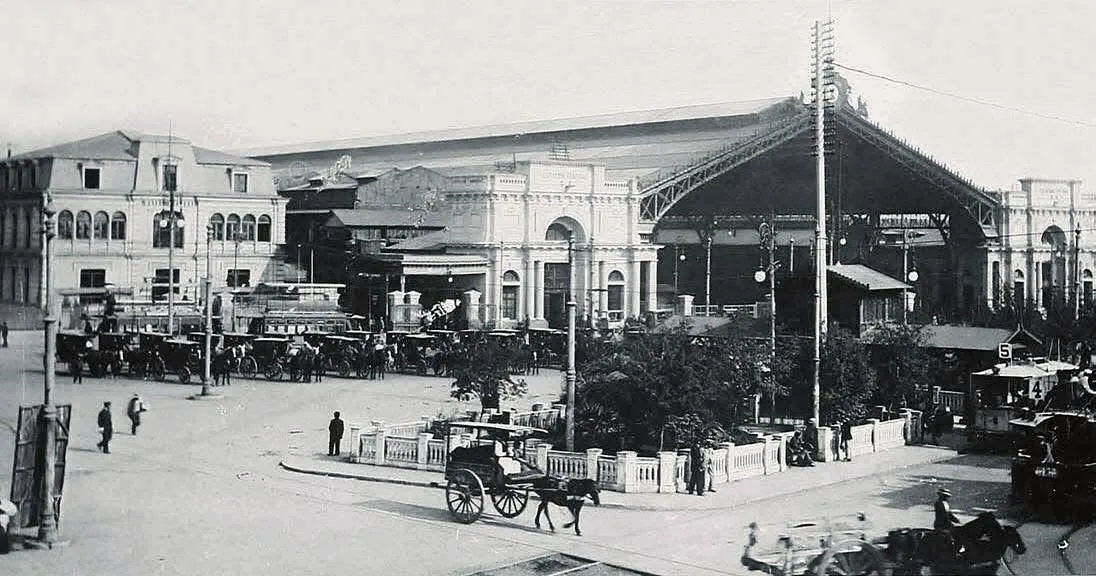Avenida Alameda, Plaza Argentina y Estación Central de Santiago, con coches a caballo y tranvías — Estación Central — aprox. 1910 | Chile de Ayer