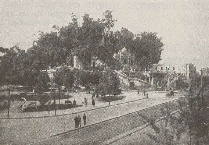 Cerro Santa Lucía con senderos arbolados y visitantes — aprox. 1933 | Chile de Ayer