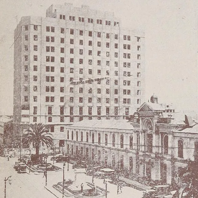 El edificio del Ministerio de Hacienda, nuevo rascacielos que será el principal ornato del Barrio Cívico — aprox. 1934 | Chile de Ayer