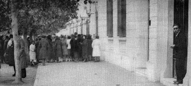 Golpe de Estado del 4 de junio de 1932: mujeres apoyan a Montero en Embajada Argentina — aprox. 1932 | Chile de Ayer