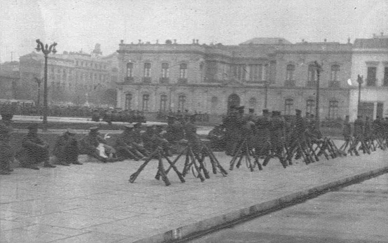 Golpe de Estado en Chile 4 de junio de 1932 Carabineros apostados junto al Palacio de La Moneda — aprox. 1932 | Chile de Ayer