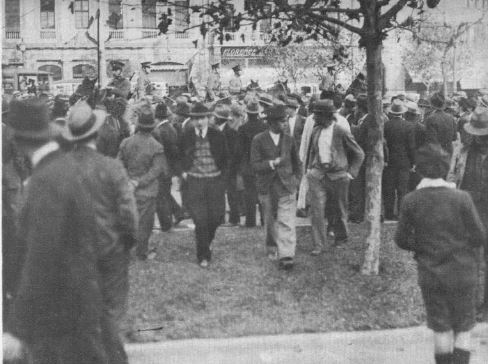 Golpe de Estado 4 de junio 1932: concentración callejera alrededor de árbol — aprox. 1931 | Chile de Ayer