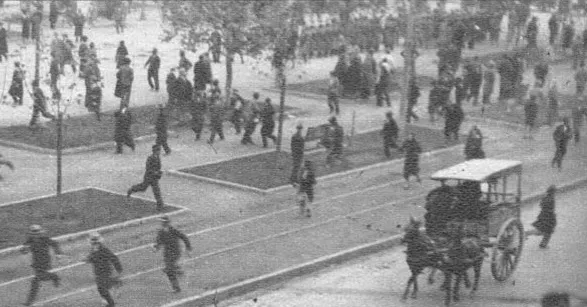 Manifestación del 4 de junio de 1932 con carruaje en plaza — aprox. 1931 | Chile de Ayer