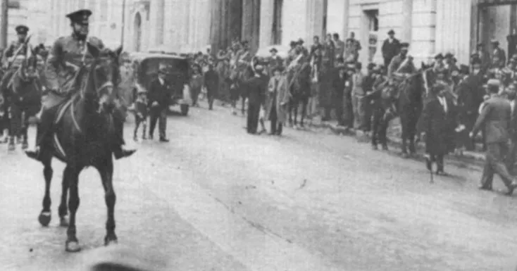 Golpe de Estado 1932: militares a caballo en manifestación callejera — aprox. 1931 | Chile de Ayer
