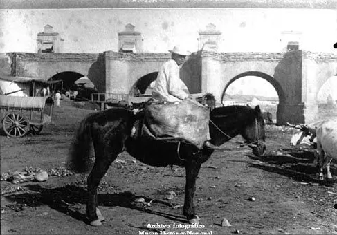 Hombre a caballo junto al Puente de Cal y Canto, 1870 — aprox. 1870 | Chile de Ayer