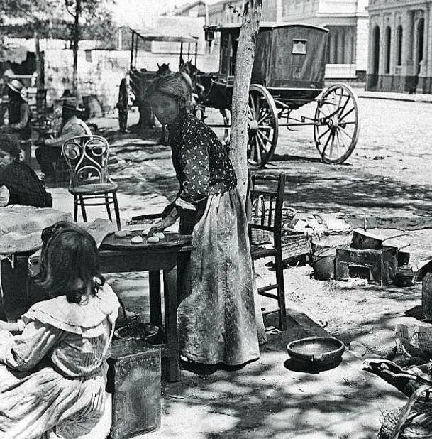 Mujer haciendo pequénes en la alameda de las delicias — aprox. 1905 | Chile de Ayer