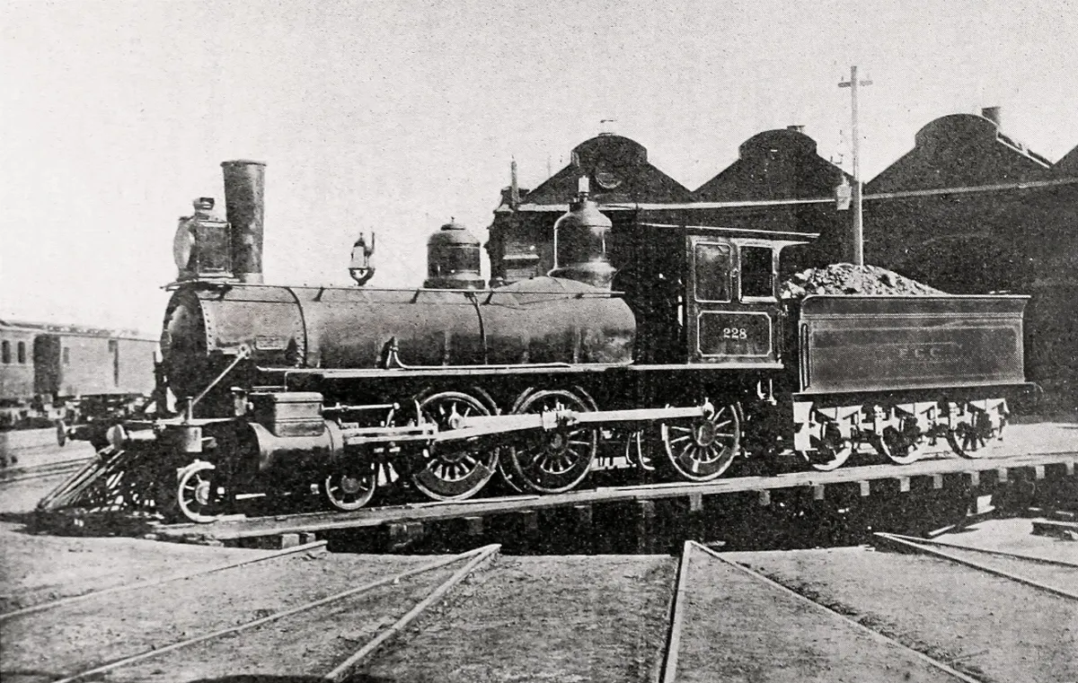 Locomotora de carga n° 228 de la empresa de Ferrocarriles del Estado de Chile, con caldero Lever Murphy. — aprox. 1900 | Chile de Ayer