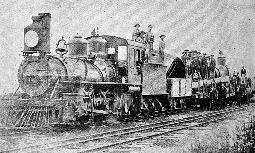 Locomotora trocha 1 metro remolcando otra descarrilada, julio de 1907 — aprox. 1907 | Chile de Ayer