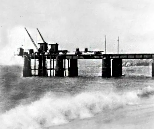 Grúas originales del Muelle Vergara, — aprox. 1900 | Chile de Ayer
