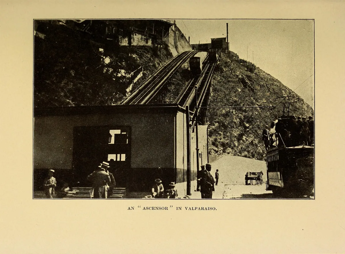 Un ascensor en Valparaíso en 1912 — aprox. 1912 | Chile de Ayer