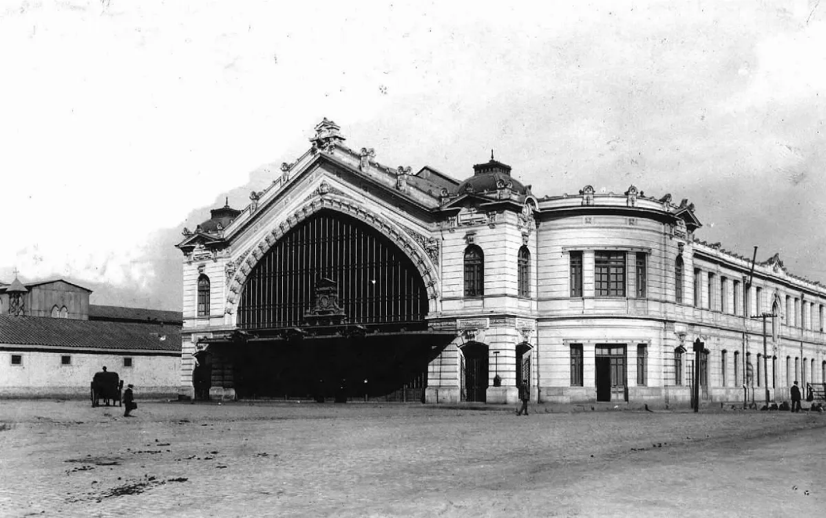 Frontis de la estación de ferrocarril Providencia, c.1910. Demolida a inicios de la década de 1940. — aprox. 1910 | Chile de Ayer