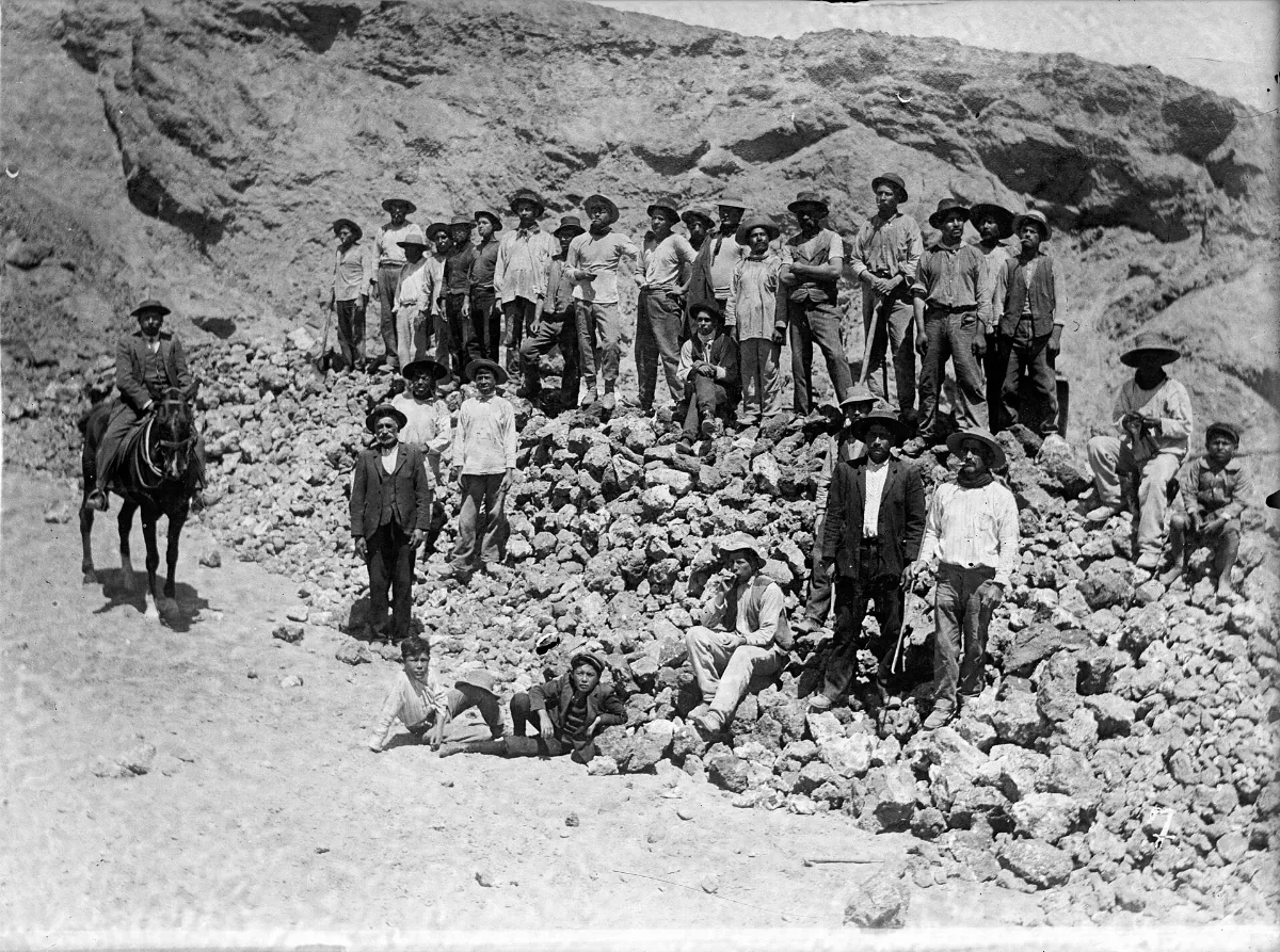 Trabajadores en los campos, Chile, circa 1908 — aprox. 1908 | Chile de Ayer
