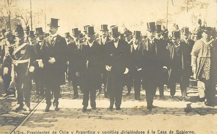 Los Presidentes de Chile y Argentina y comitiva dirigiendose a la casa de Gobierno. — aprox. 1910 | Chile de Ayer