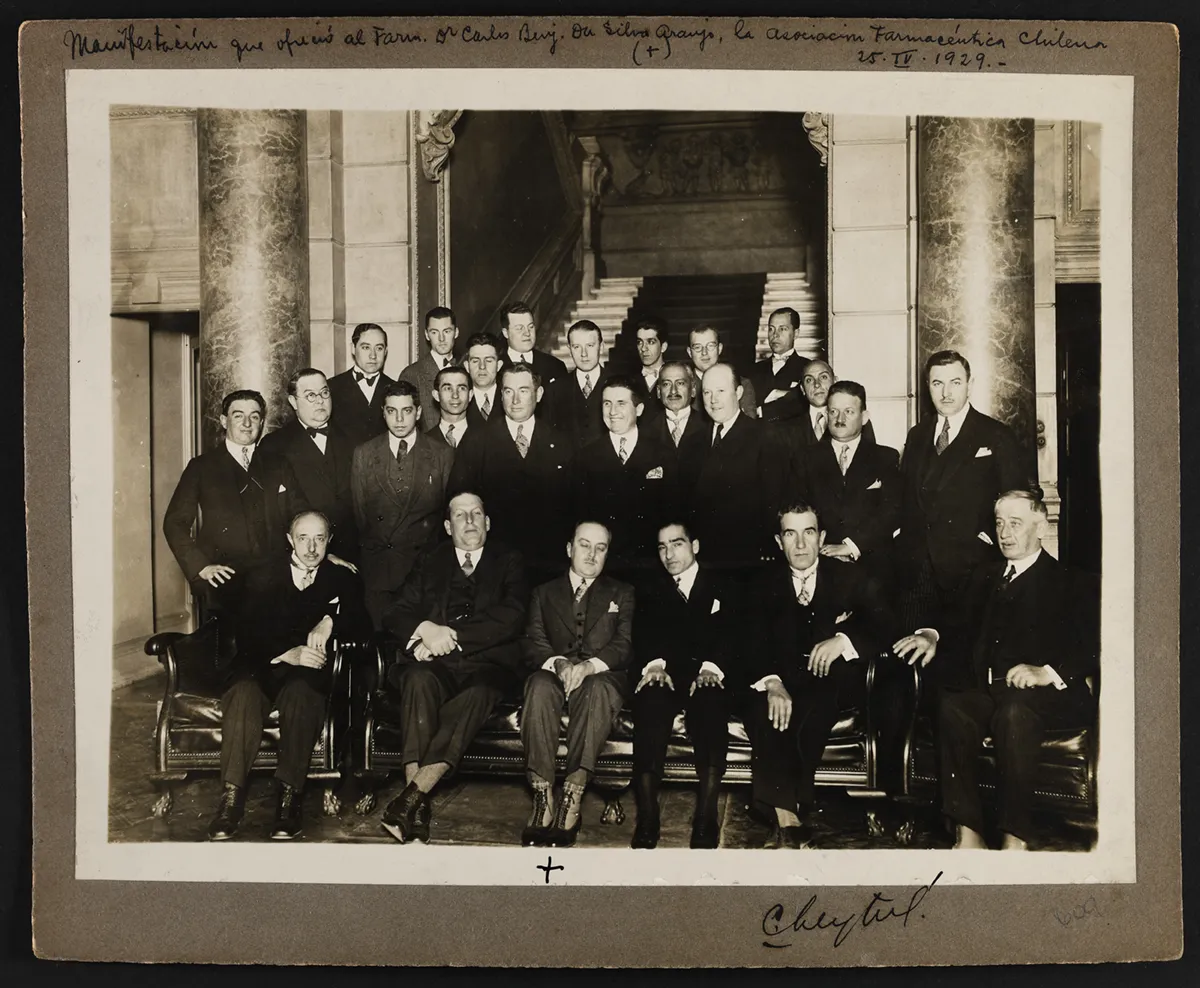 Manifestación que ofrecida al Farmaceutico Dr. Carlos Beij. y Dr Silva Granja la asociación farmacéutica de Chile — aprox. 1929 | Chile de Ayer