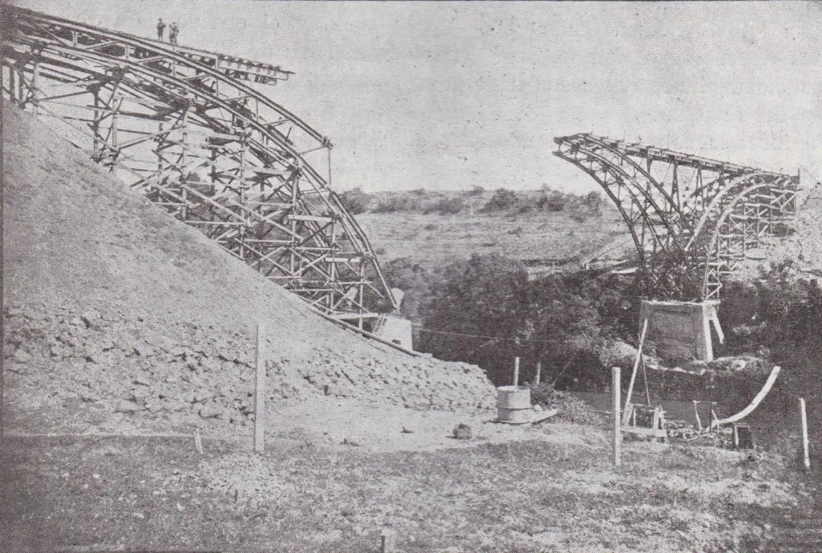 Construcción del nuevo puente sobre el río Claro, variante Itahue a Camarico, circa 1929 — aprox. 1929 | Chile de Ayer
