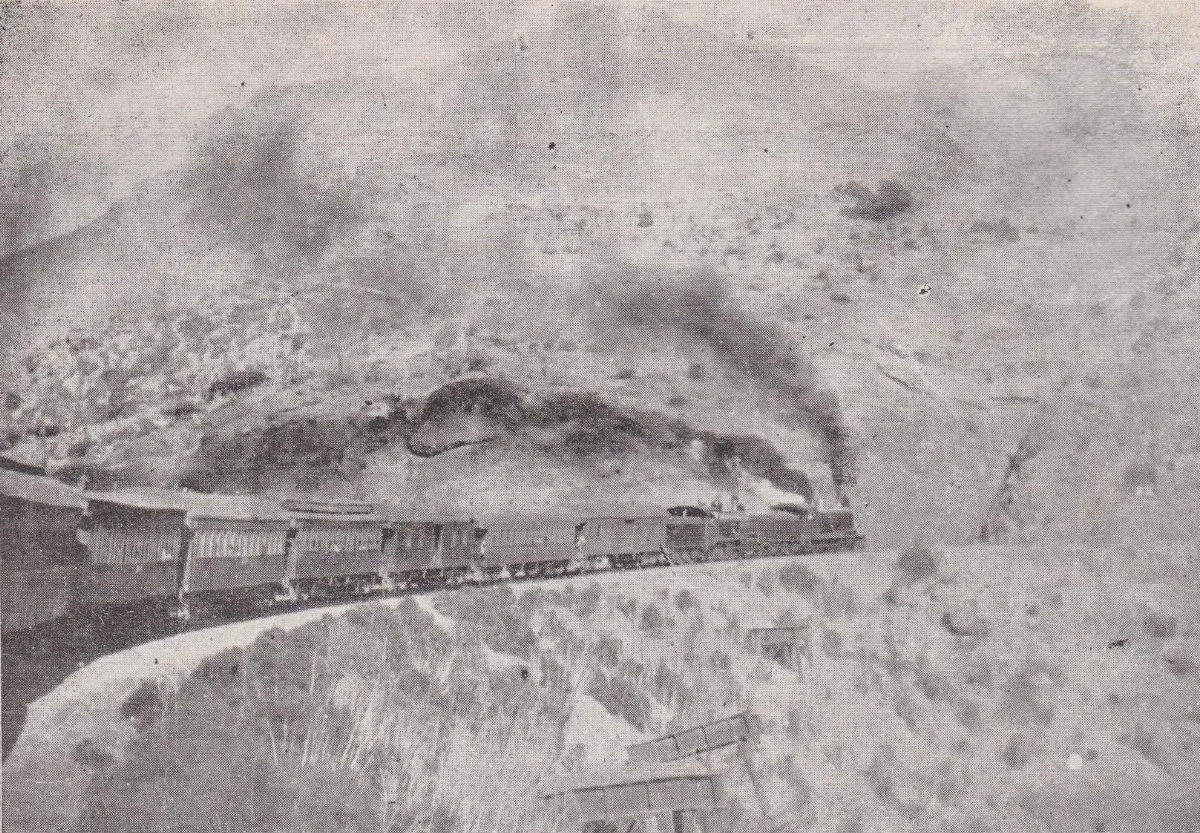 Trenes de pasajeros con remolque antes de la electrificación, circa 1929 — aprox. 1929 | Chile de Ayer