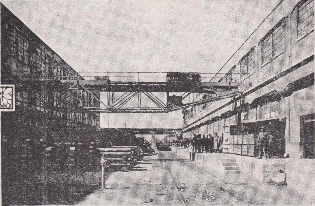 Grúa eléctrica en el patio de los almacenes, Maestranza de San Bernardo, circa 1929 — aprox. 1929 | Chile de Ayer