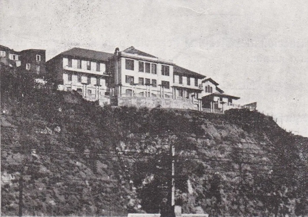 Mansión en cerro con vegetación circundante — aprox. 1929 | Chile de Ayer