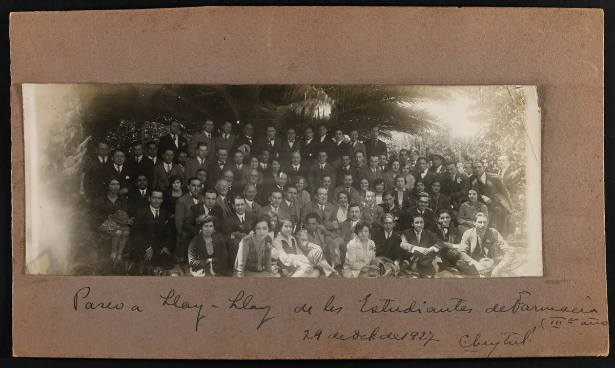 Paseo a Llay-Llay de los estudiantes de farmacia, Universidad de Chile. — aprox. 1927 | Chile de Ayer