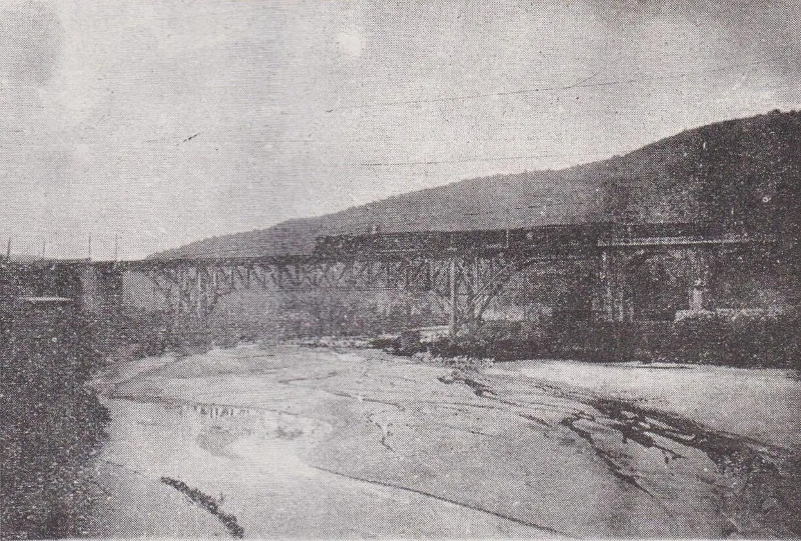 Puente ferroviario sobre río entre cerros, interior de libro (señalización ferroviaria) — aprox. 1929 | Chile de Ayer