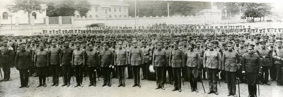 Regimiento Chacabuco formado para revisión de lealtad tras intento revolucionario — Década de 1930 | Chile de Ayer