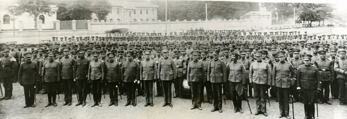 Regimiento Chacabuco formado para revisión de lealtad tras intento revolucionario — Década de 1930 | Chile de Ayer