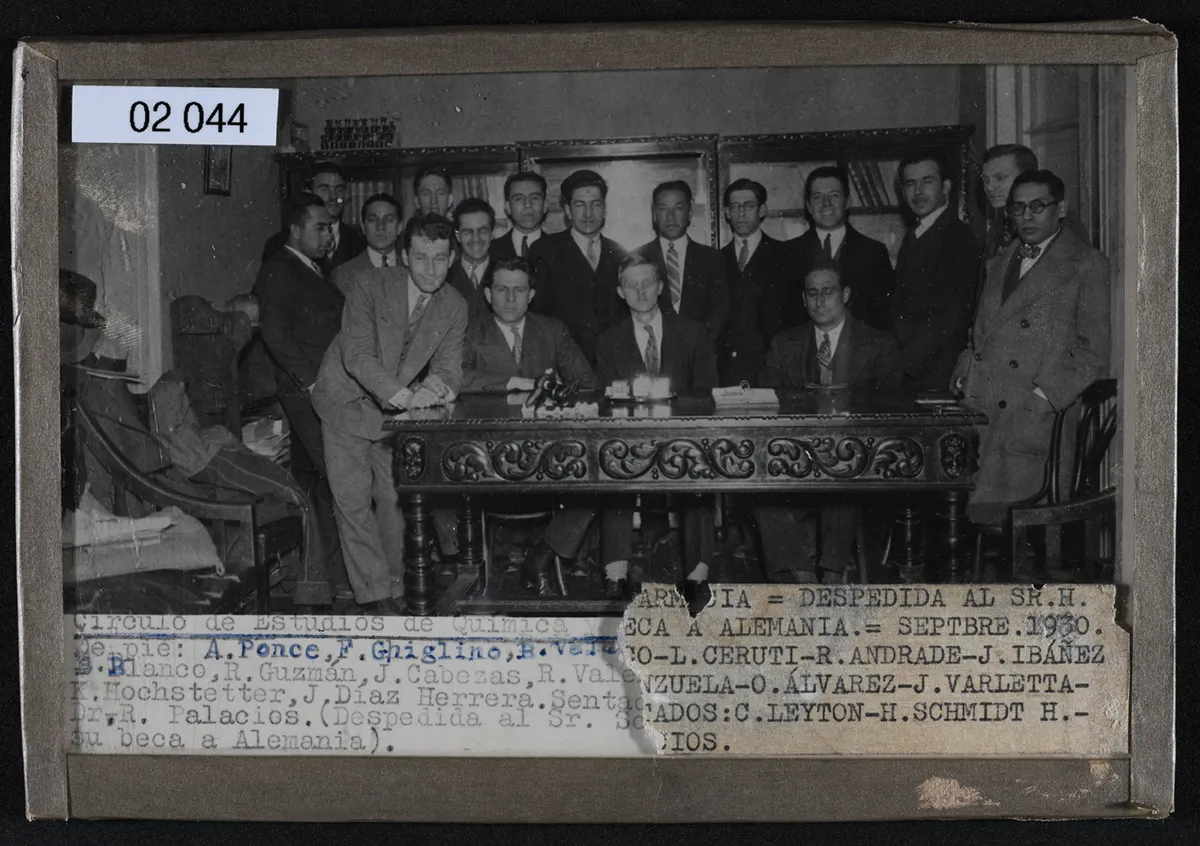 Reunión del circulo de estudios de Química y Farmacia — aprox. 1930 | Chile de Ayer