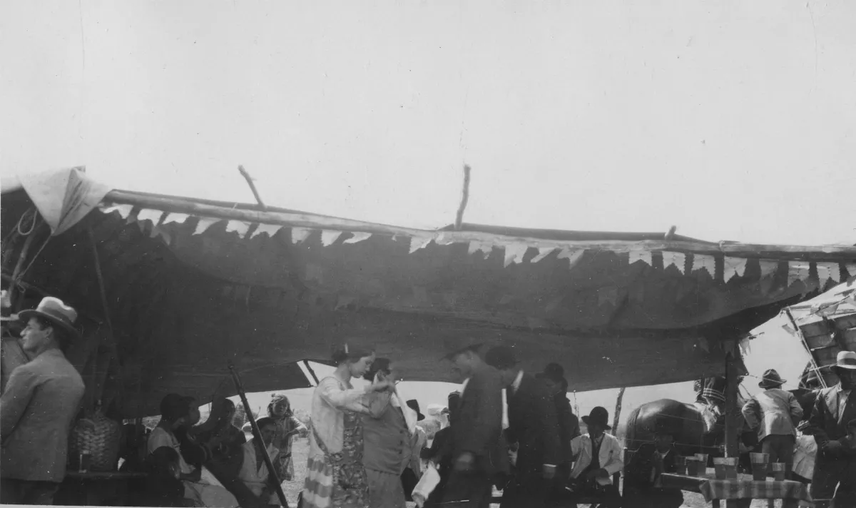 Pareja bailando cueca bajo ramada con banderas chilenas, fiestas patrias — Década de 1940 | Chile de Ayer