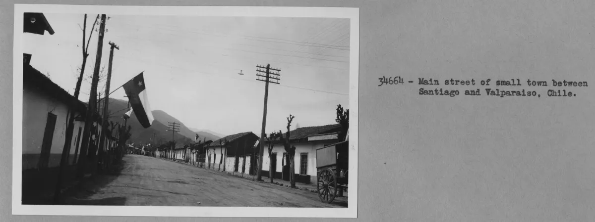 Calle principal de pueblo entre Santiago y Valparaíso — Década de 1940 | Chile de Ayer