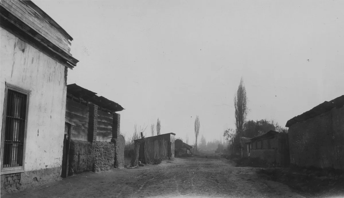 Calle de pueblo pequeño — Década de 1940 | Chile de Ayer