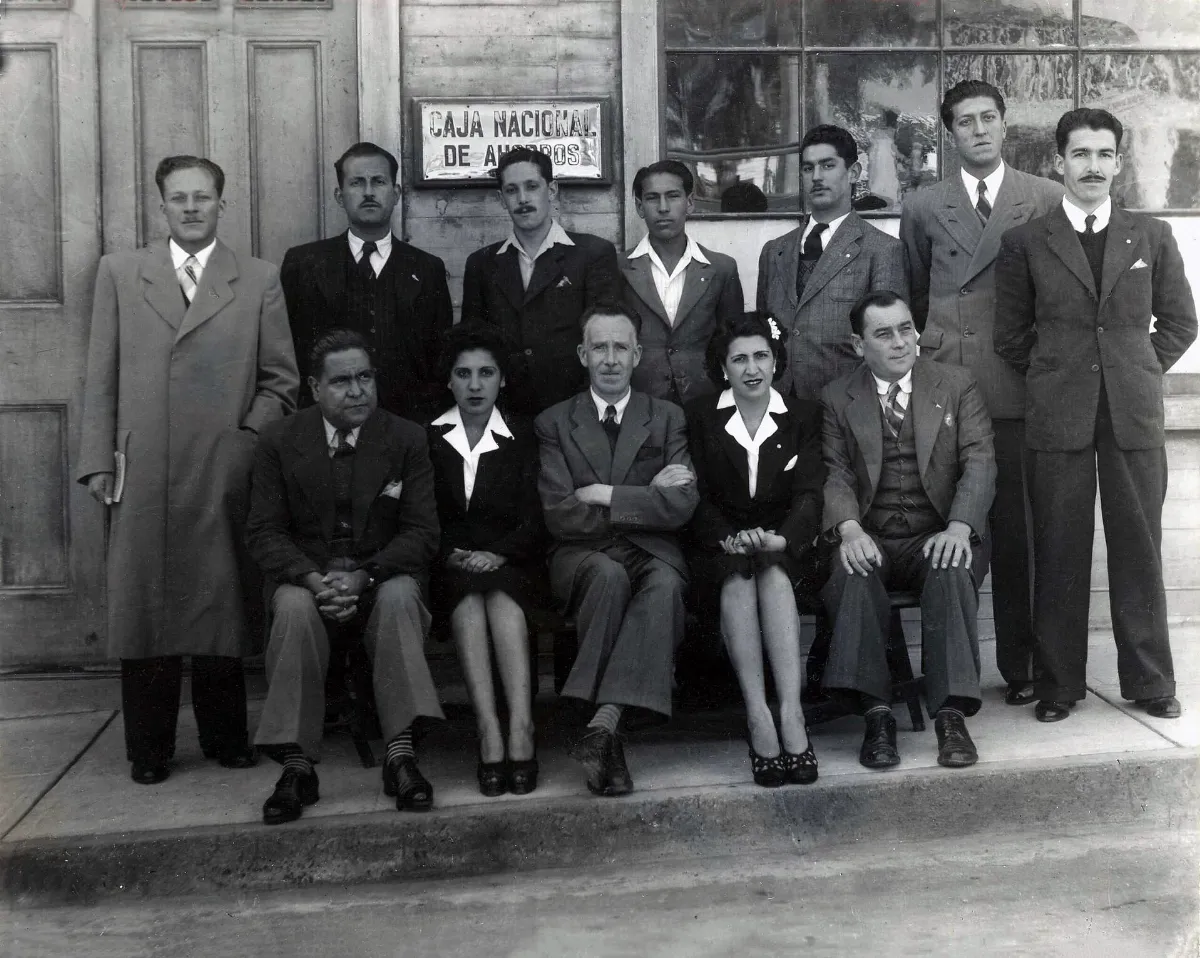 Empleados de la Caja Nacional de Ahorros de Chañaral, en la Región de Atacama, Chile (ca. 1945). — aprox. 1945 | Chile de Ayer