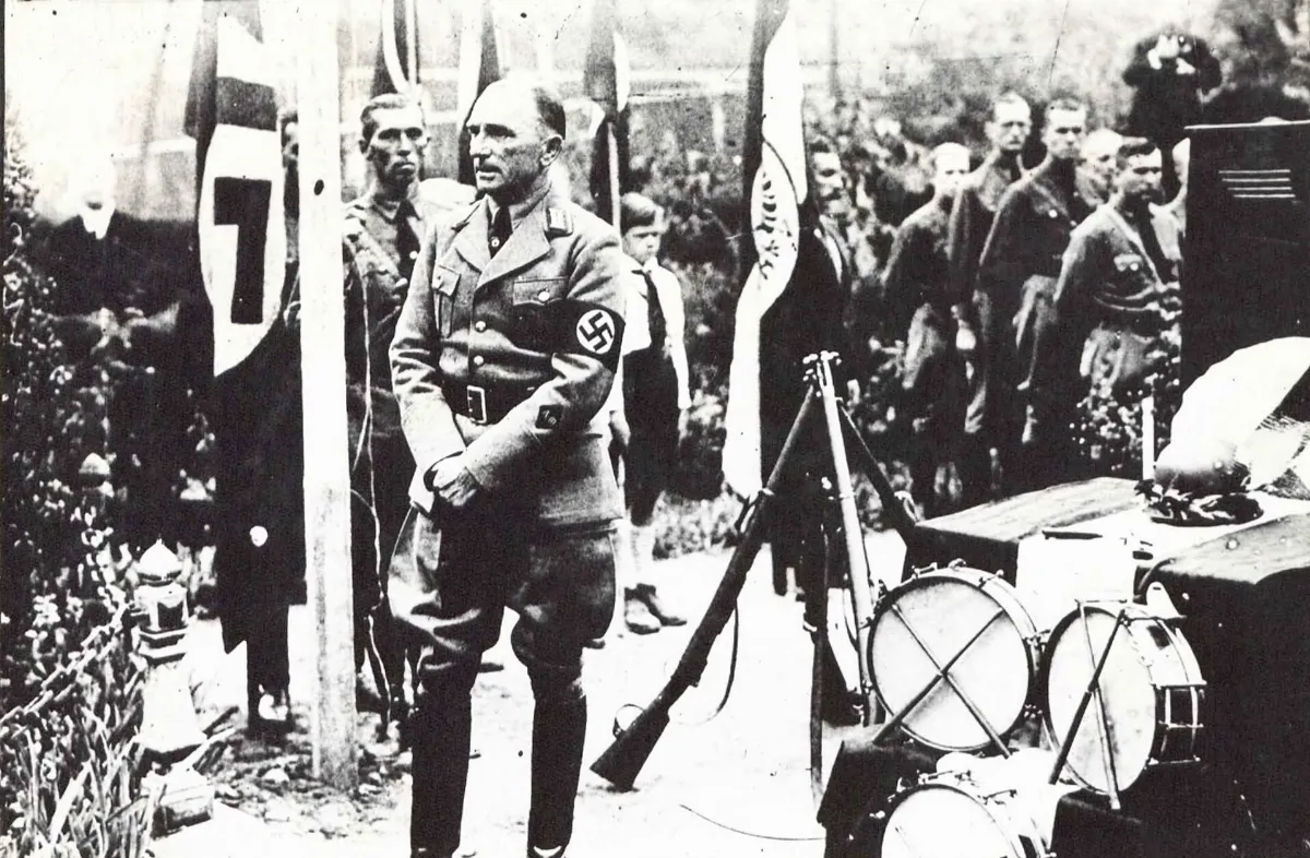 Hombre con uniforme nazi — aprox. 1947 | Chile de Ayer