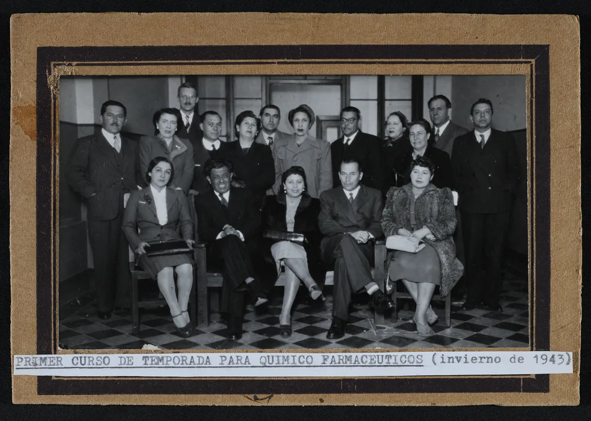 Primer curso de temporada para químico farmacéutico. — aprox. 1943 | Chile de Ayer