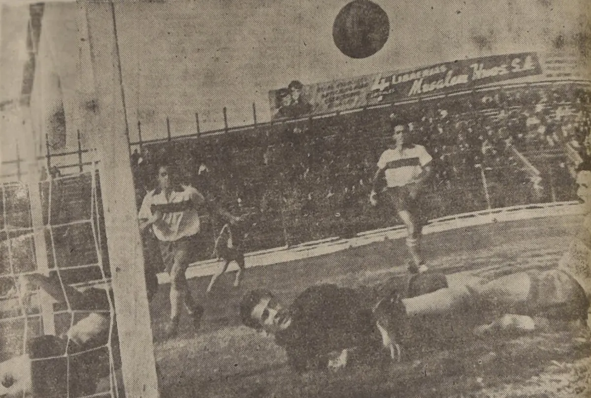 Universidad Católica vence 3-2 a Badminton, 1949 — aprox. 1949 | Chile de Ayer