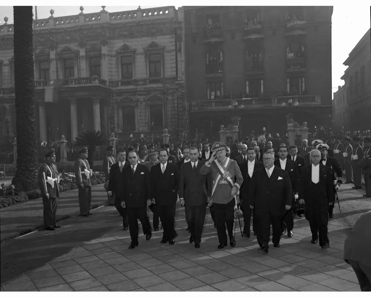 El Presidente Carlos Ibañez del Campo junto a sus ministros ingresando al Congreso Nacional en Santiago. 1954 — aprox. 1954 | Chile de Ayer