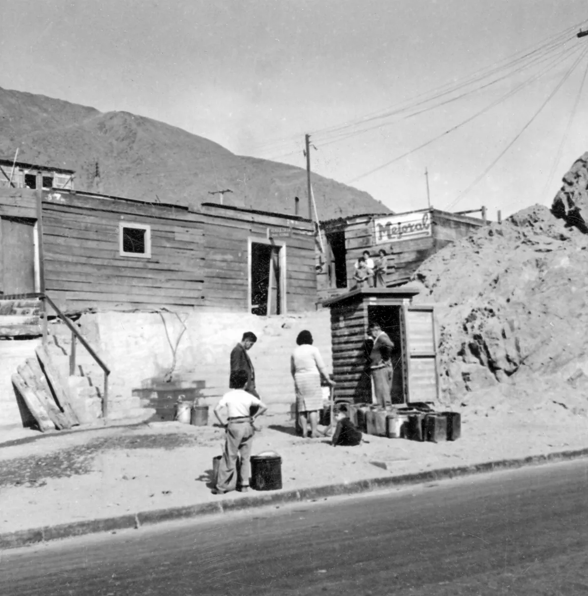 Reparto de agua potable en Calle San Martín, Chañaral, región de Atacama, Chile (ca. 1950). — aprox. 1950 | Chile de Ayer