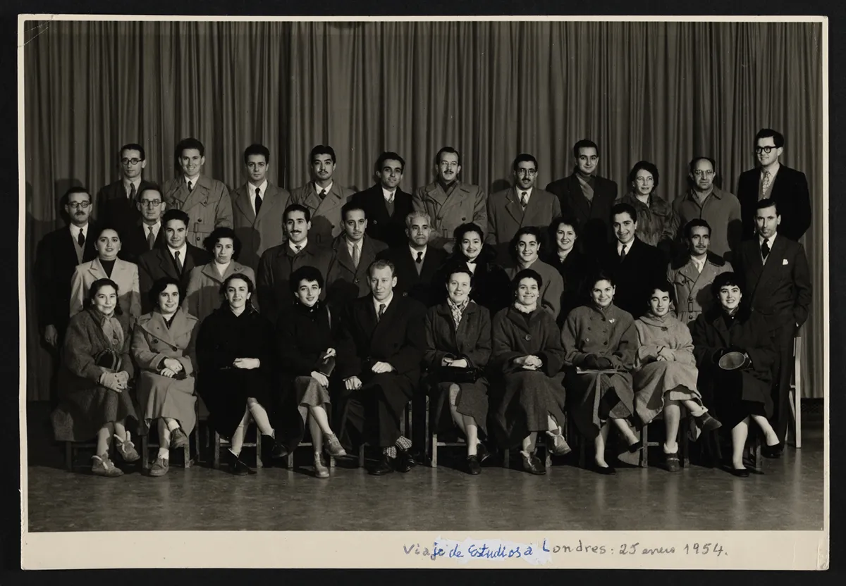 Viaje de estudios a londres. — aprox. 1954 | Chile de Ayer