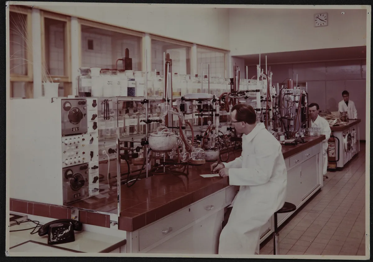 Laboratorio científico — aprox. 1956 | Chile de Ayer