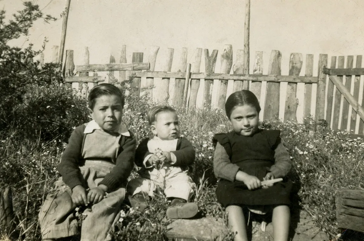 Hermanos Carrasco en la localidad de Colcura, Lota, en la Región del Biobío, Chile (ca. 1960). — aprox. 1960 | Chile de Ayer