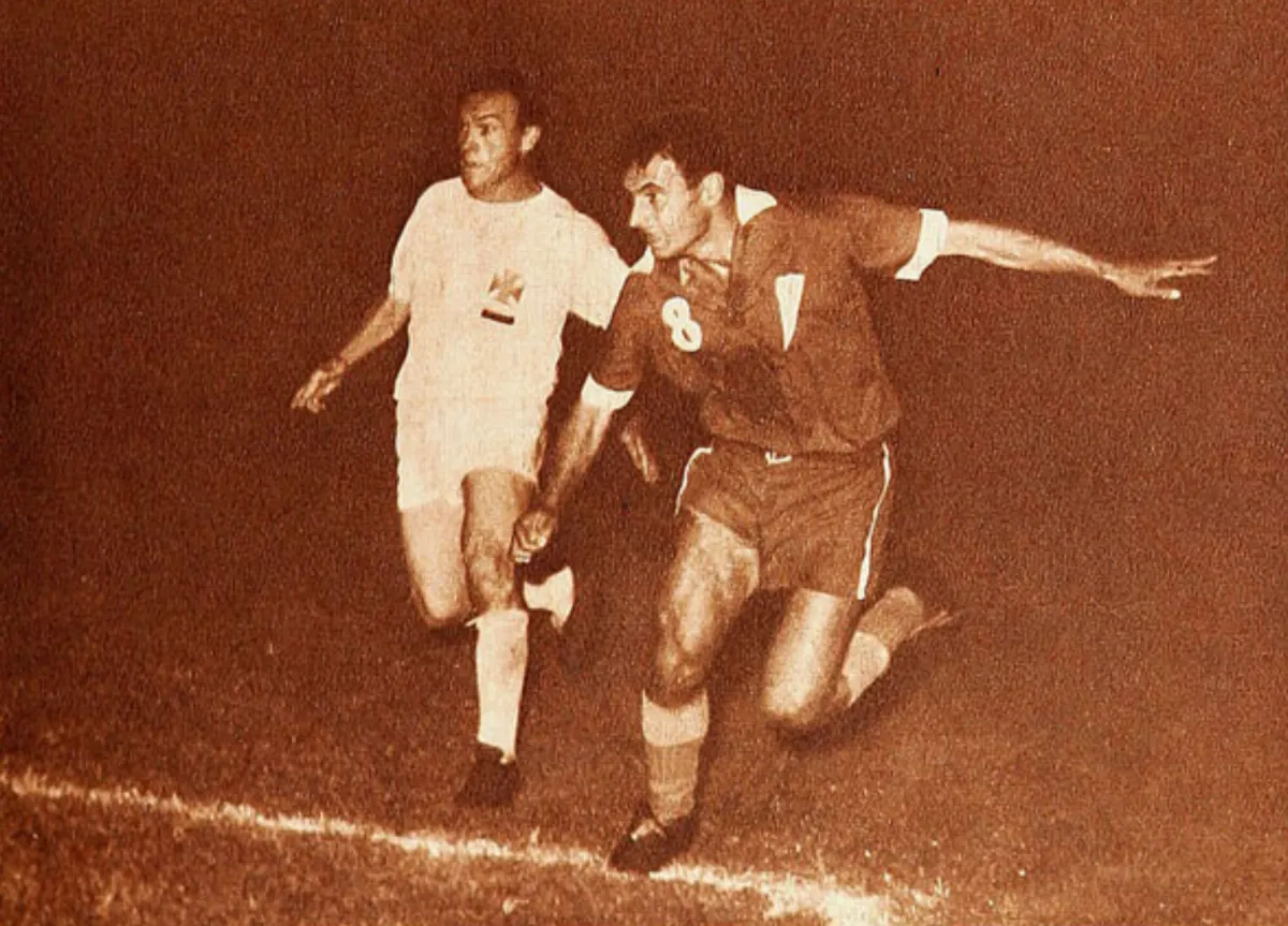 Juan Nakwacki, delantero de Universidad Católica, y Edwards, defensor de Green Cross. — aprox. 1961 | Chile de Ayer