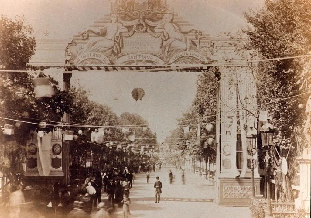 Arco de los Obreros en la Alameda, Santiago de Chile — aprox. 1850–1930 | Chile de Ayer