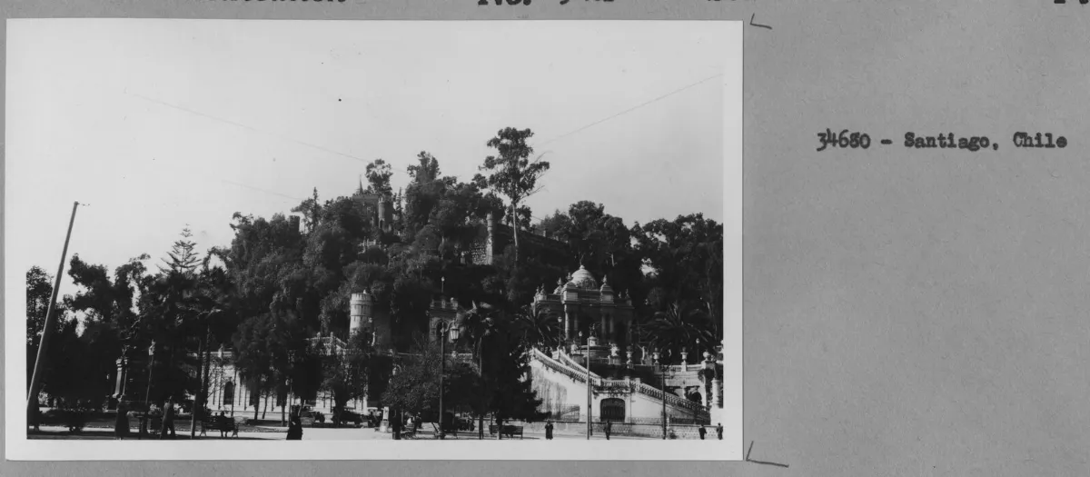 Cerro Santa Lucía con estructuras arquitectónicas y vegetación frondosa — aprox. 1870–1930 | Chile de Ayer