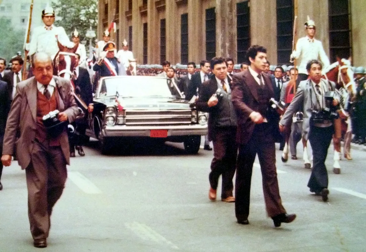 Augusto Pinochet en desfile del noveno aniversario del golpe de Estado, La Moneda — aprox. 1870–1930 | Chile de Ayer
