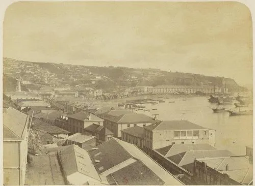 Valparaíso, vista desde el puerto con cerros poblados — aprox. 1890–1930 | Chile de Ayer