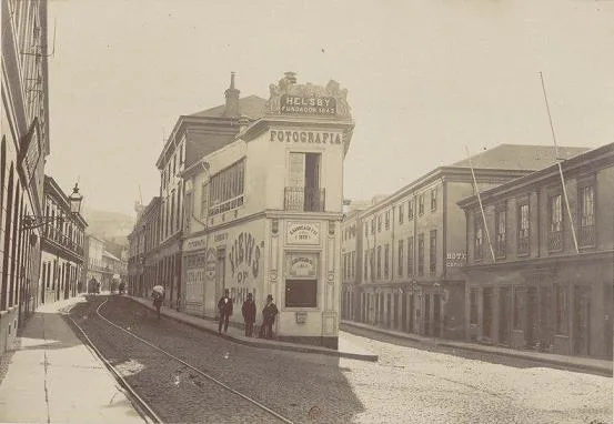 Fotografia Helsby en Valparaiso (fundada 1843): local comercial y calle con rieles — aprox. 1890–1930 | Chile de Ayer