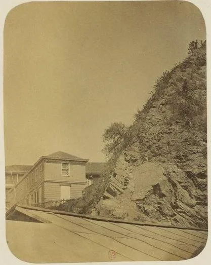 Edificio portuario con vías de ferrocarril adosado al acantilado — aprox. 1890–1930 | Chile de Ayer