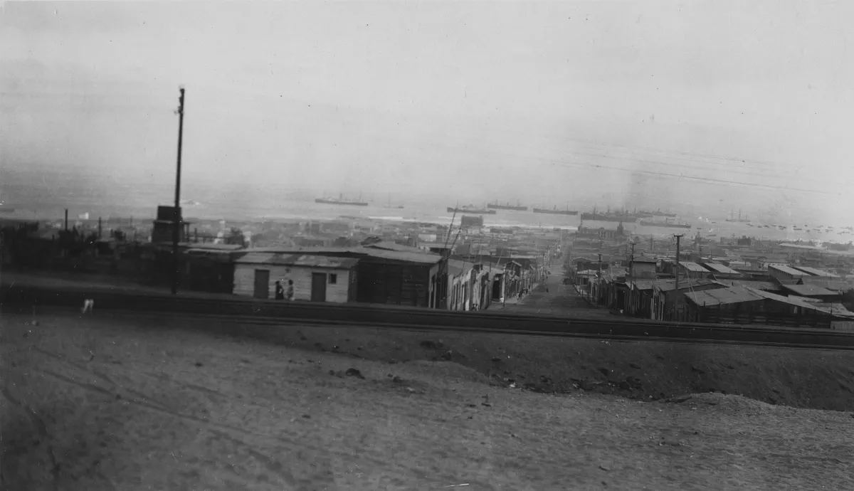 Vista panorámica del puerto de Valparaíso con buques de vapor y casas de zinc, inicios del siglo XX — aprox. 1890–1930 | Chile de Ayer