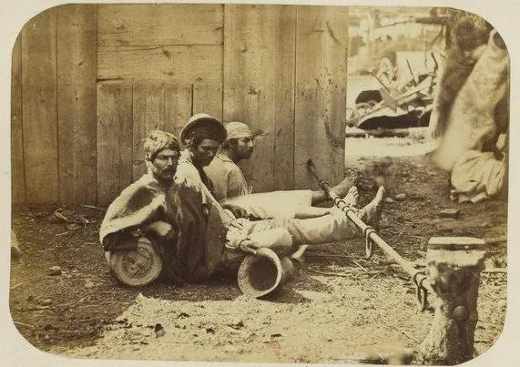 Fotografia antigua de tres hombres chilenos con ponchos y pantalones remangados — aprox. 1890–1930 | Chile de Ayer