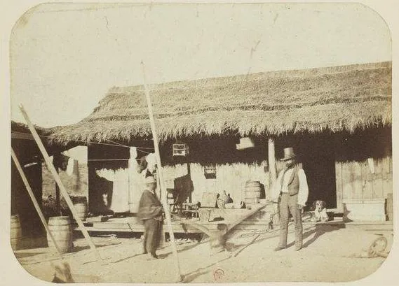 Interior de vivienda rural con trabajadores y actividades domésticas — aprox. 1890–1930 | Chile de Ayer