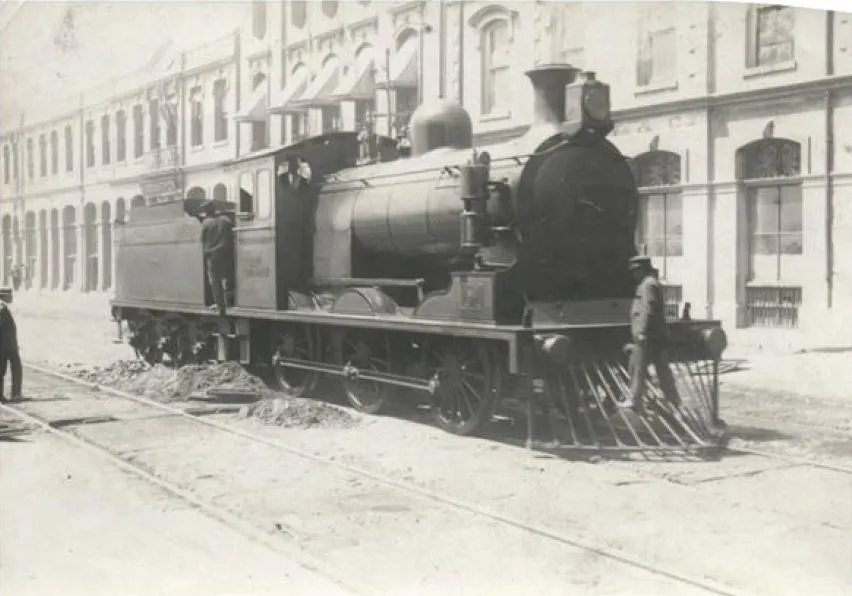 Antigua postal de Valparaíso, mostrando a una locomotora — aprox. 1890–1930 | Chile de Ayer